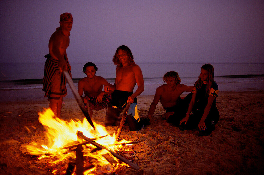 Beachparty, Lagerfeuer, People Gruppe