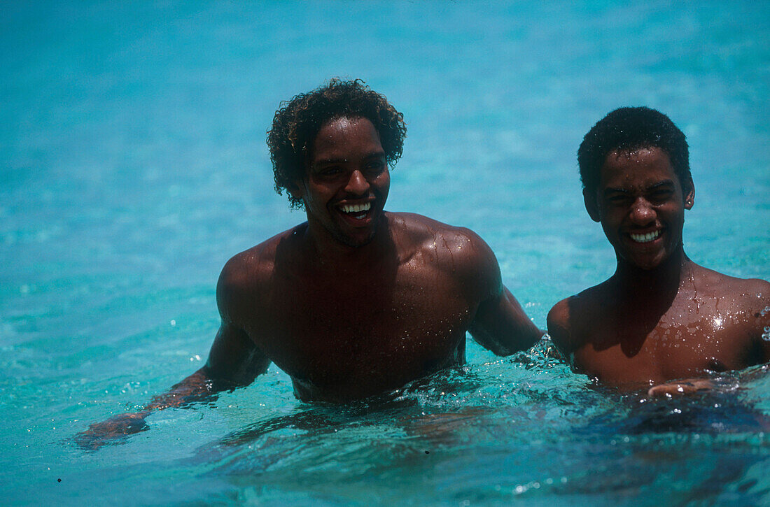 Zwei junge Maenner im Meer, Nahe Varadero Kuba
