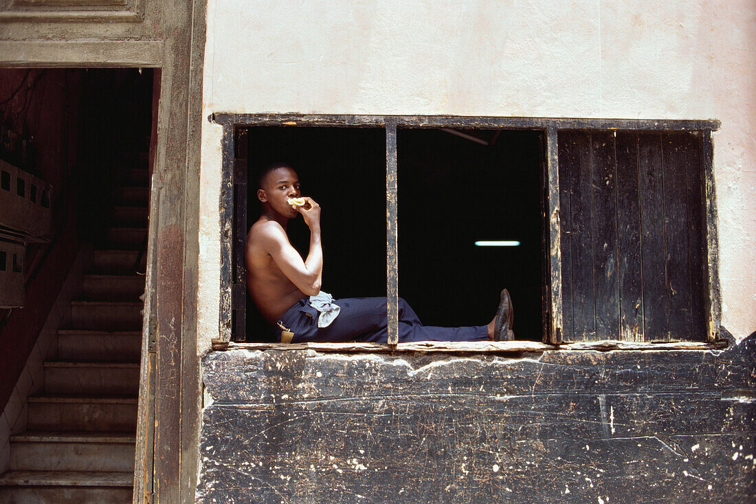 Junge am Fenster, Kuba