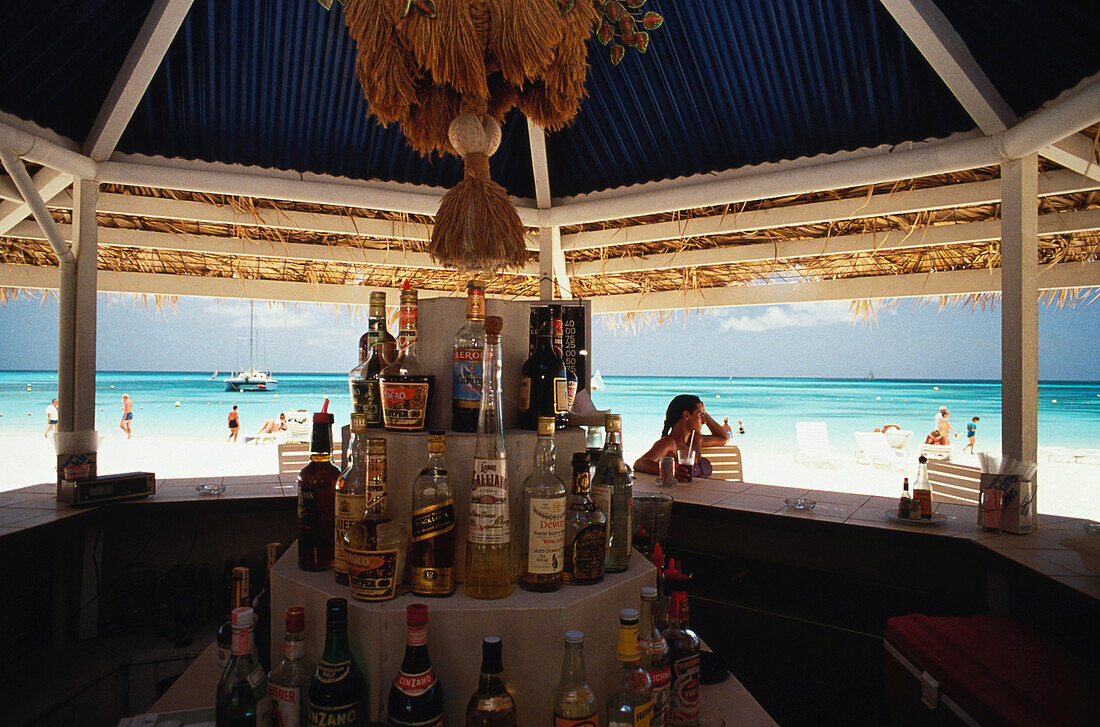 Blick von einer Strandbar auf Strand und Meer, Aruba, Niederländische Antillen, Karibik, Amerika