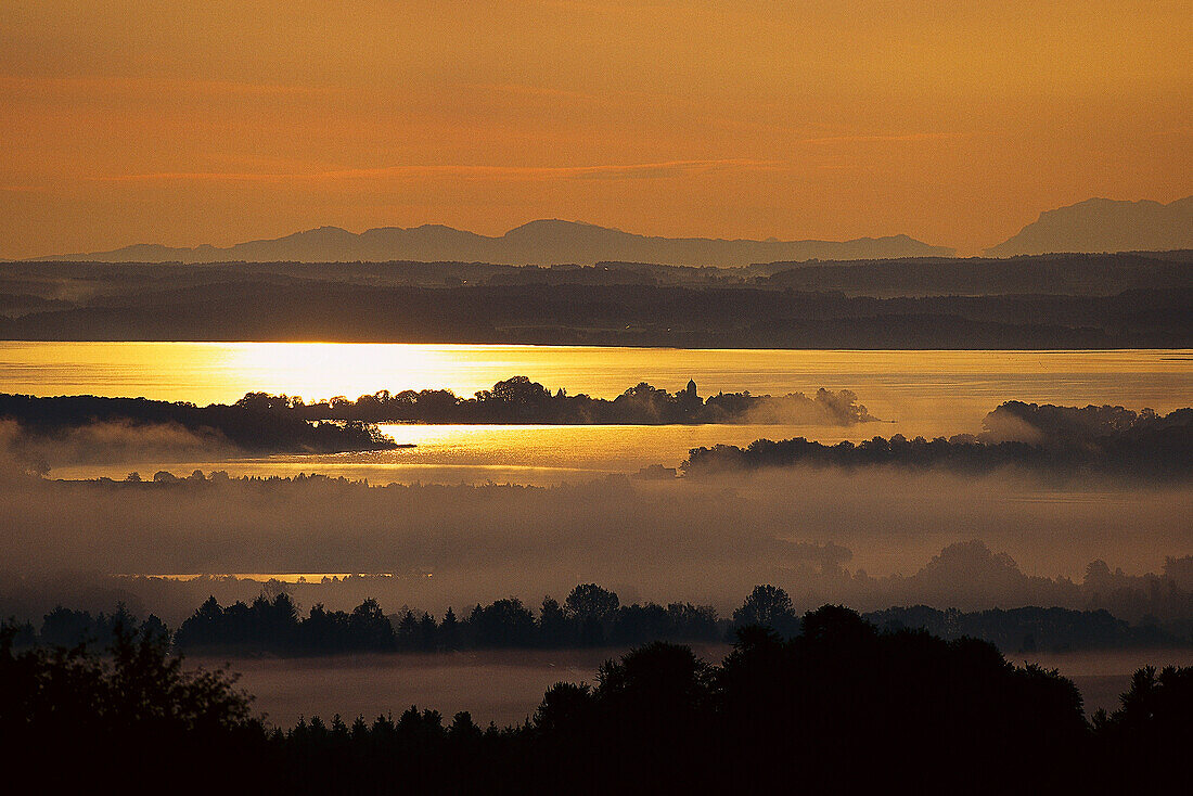 Abendstimmung über dem Chiemsee, Chiemgau, Bayern, Deutschland