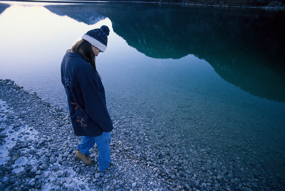 Mädchen am Fluss