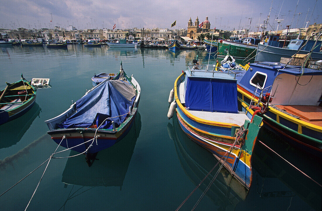 Bunte Fischerboote liegen im Hafen von Marsaxlokk, Malta