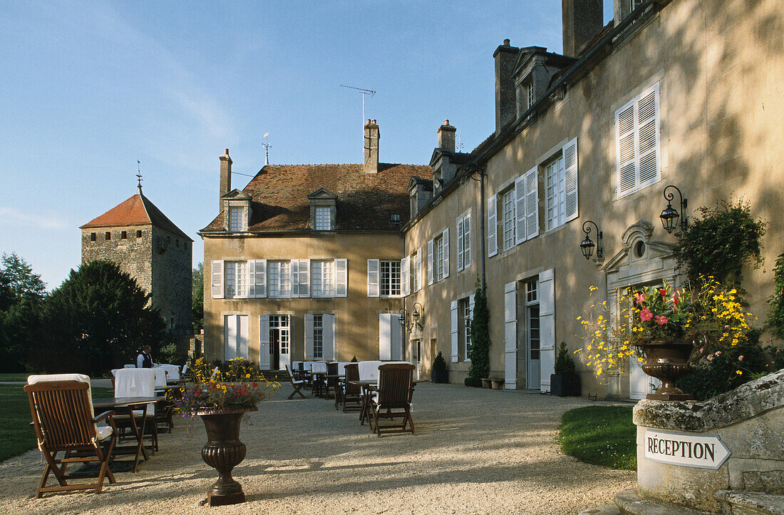 Liegestühle stehen auf der Terrasse des Hotel Château de Vault de Lugny, Avallon, Burgund, Frankreich