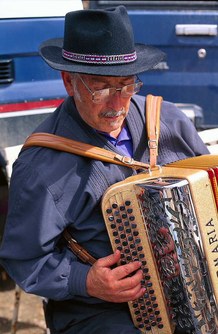 Musiker mit Akkordeon, Festa da Pinha, Estoi, Algarve, Portugal