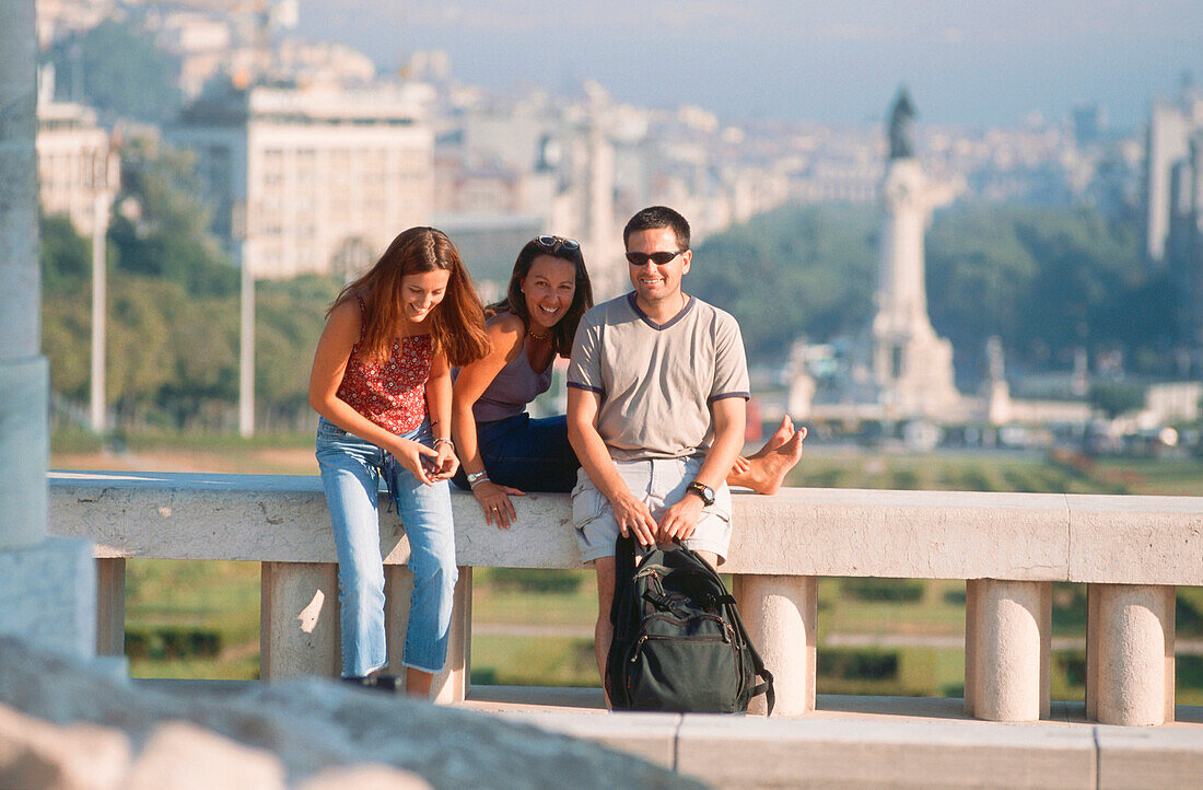 Drei Reisende im Parque Eduardo VII, Praca Marques de Pombal, Baixa, Lissabon, Portugal