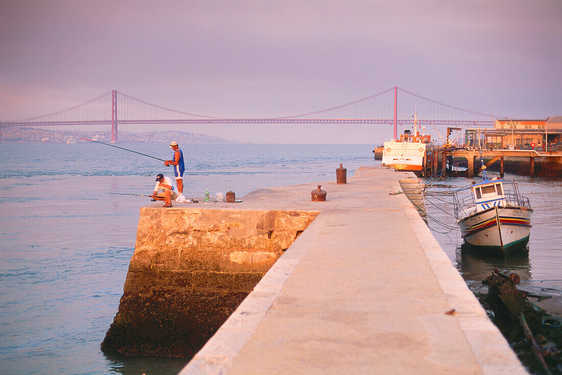 Porto de Brandao, Ponte 25 de Abril, Tejo, Lissabon, Portugal