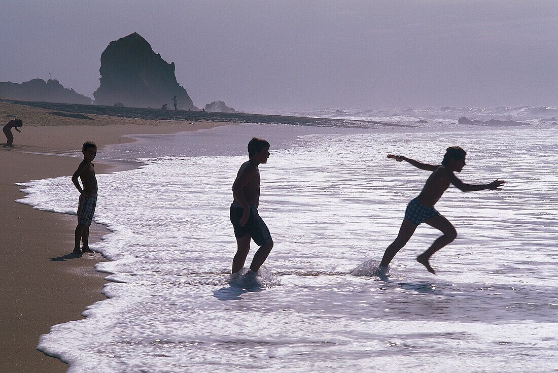 Kinder am Strand, Strand Praia Norte, Santa Cruz, Estremadura, Portugal