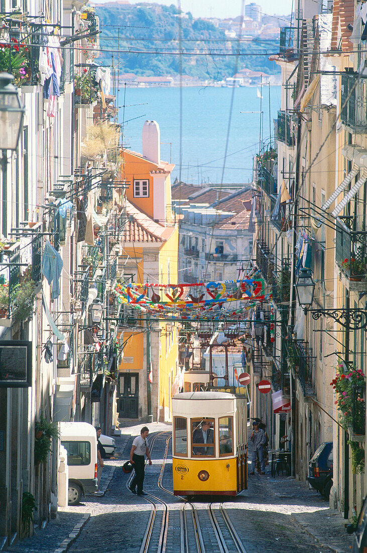 Straßenbahn Elevador da Bica, Bica, Lissabon, Portugal