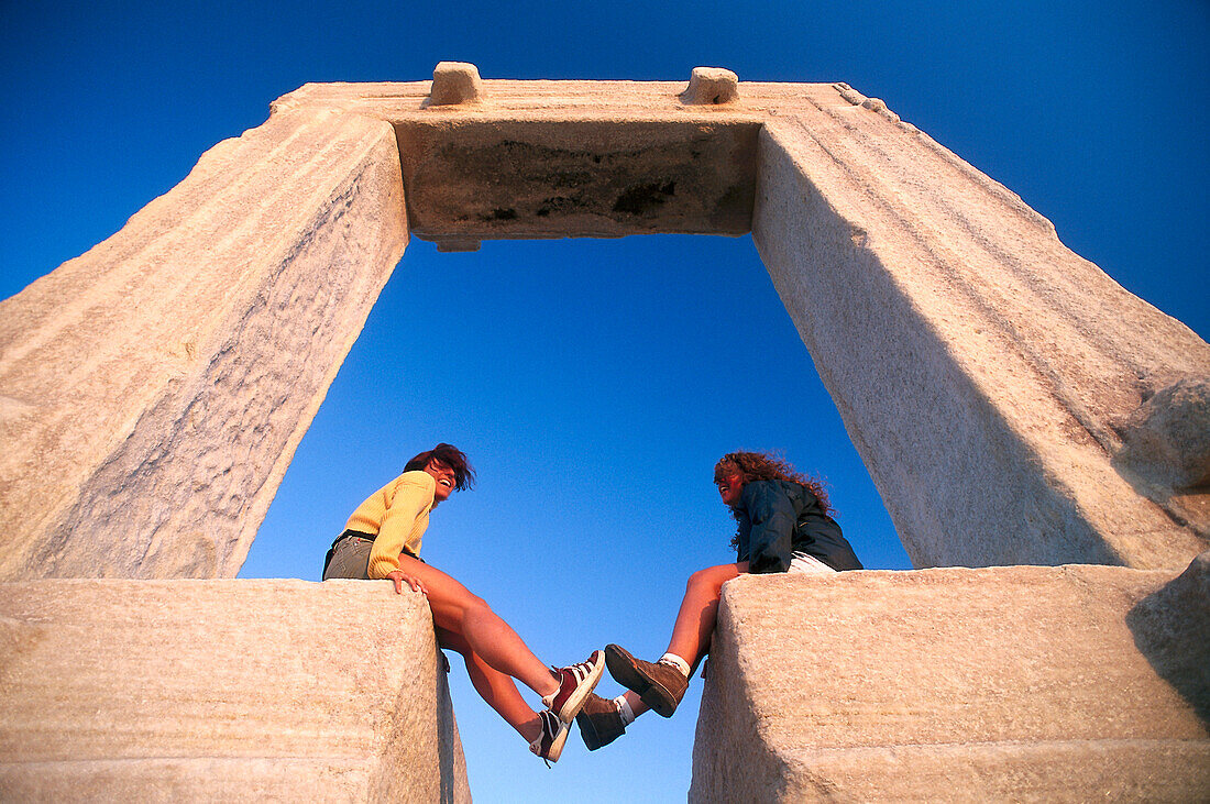 Zwei Frauen sitzen an Tempeleingang, Palatia, Chora, Naxos, Griechenland