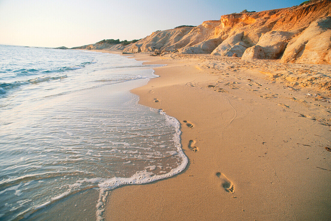 Fußspuren auf Sandstrand bei Aliko, Naxos, Kakladen, Griechenland