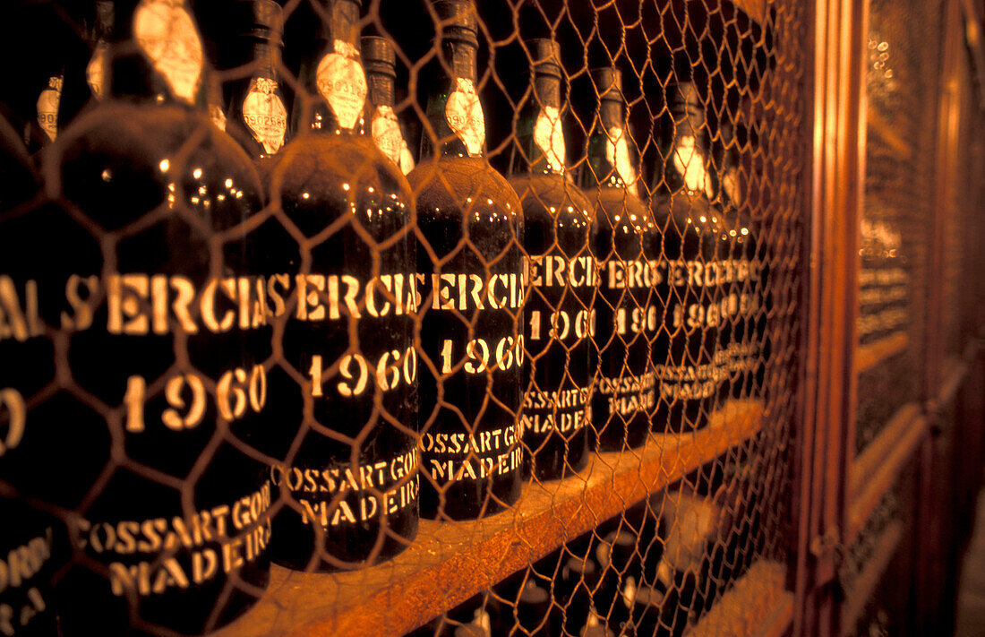 Eine Reihe Weinflaschen stehen in einem Regal, Funchal, Madeira, Portugal