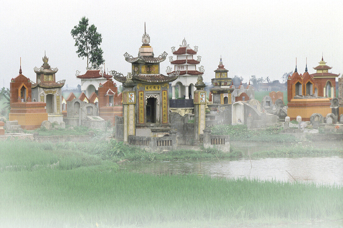 Friedhof mit Gräbern im Nebel in Nord Vietnam, Vietnam, Asien