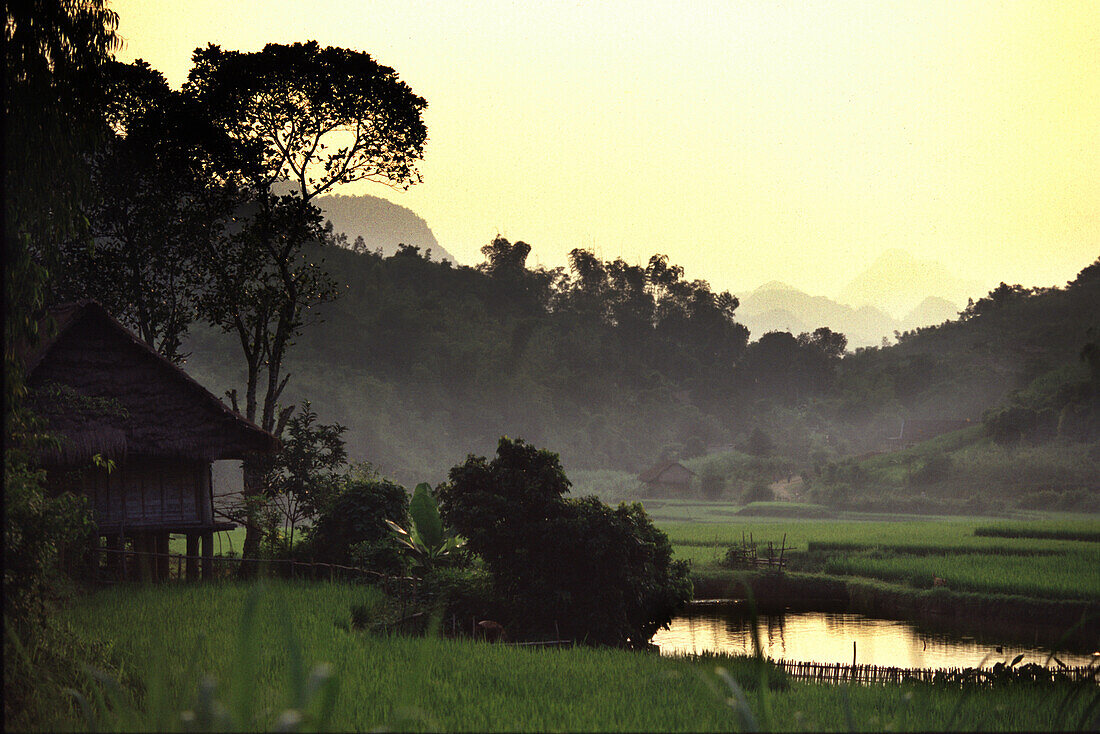 Hütten im Dorf Muong in der Morgendämmerung, Hoa Binh Provinz, Hoa Binh, Vietnam, Asien