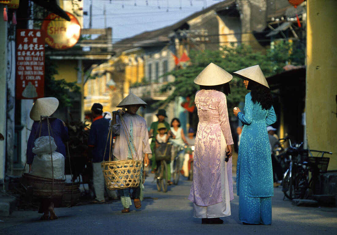 Frauen in einer Strasse in Hoi An, Vietnam, Asien