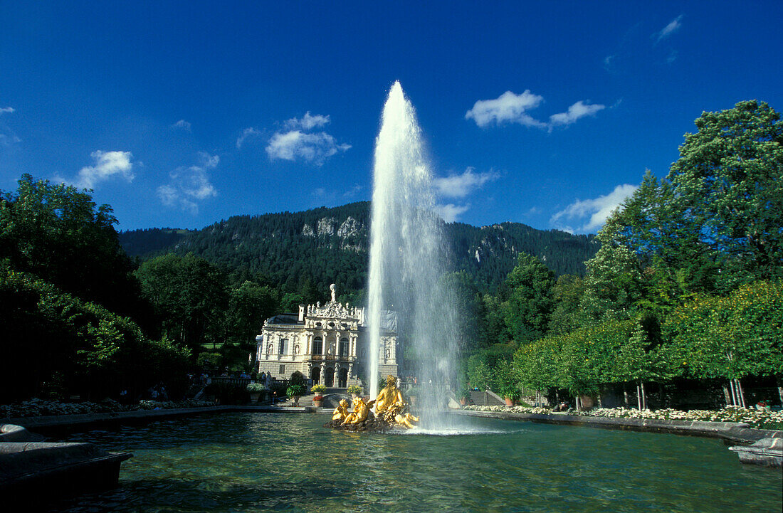 Springbrunnen vor Schloss Linderhof, Allgäu, Bayern, Deutschland