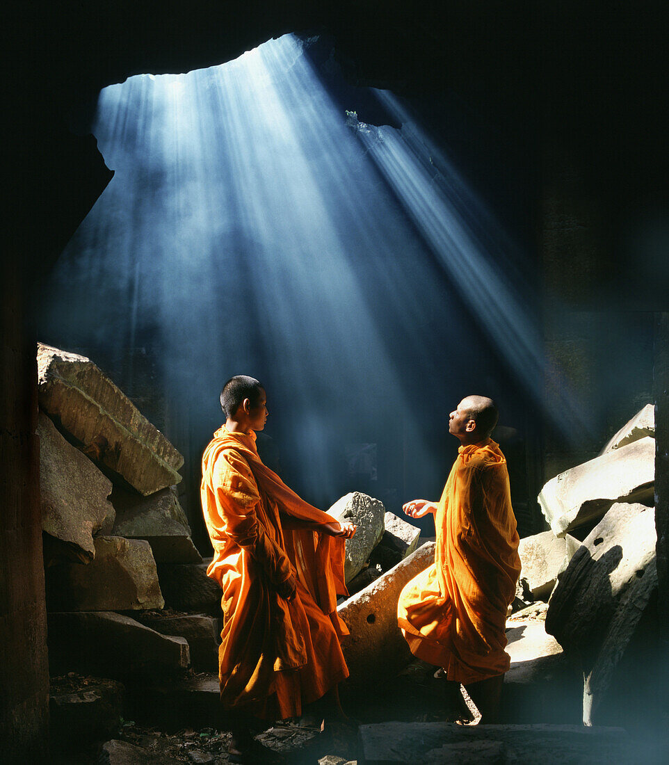 Monks, reflection of Angkor Wat, Angkor Wat, Siem Raep, Cambodia, Asia