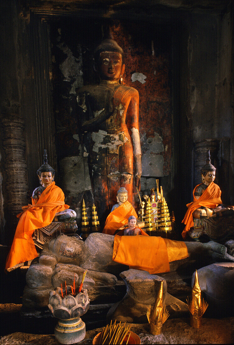 Buddhas inside Angkor Wat, Angkor Wat, Siem Raep Cambodia, Asia