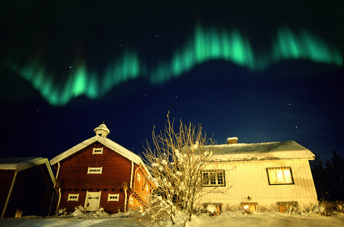 Nordlichter über traditionellem Hollzhaus, Lillehammer, Norwegen, Skandinavien, Europa