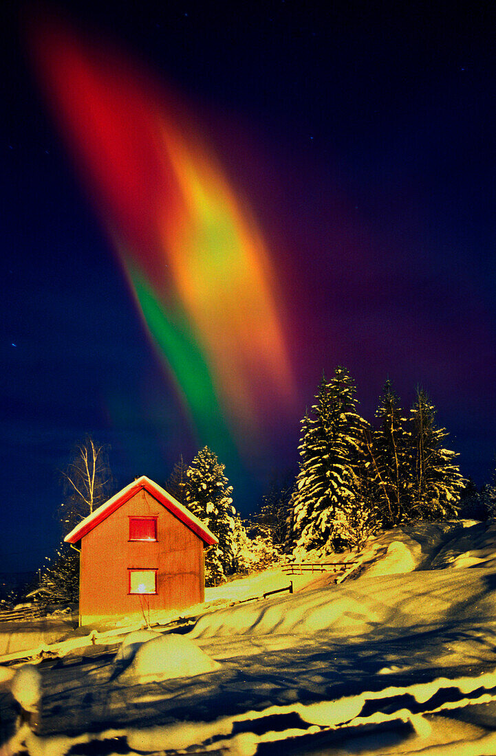 Farbige Nordlichter über einem Haus im Schnee, Oslo, Norwegen, Skandinavien, Europa