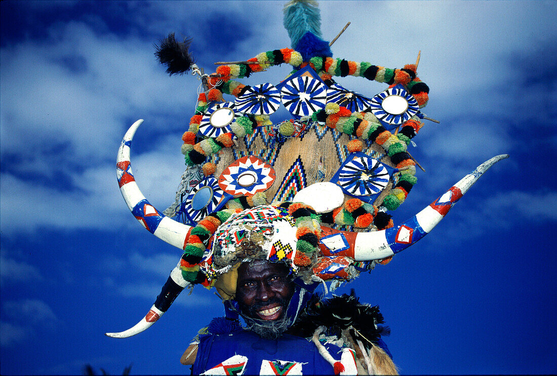 Zulu Mann posiert mit traditionellem Kopfschmuck, Durban, Kwazulu Natal, Südafrika, Afrika