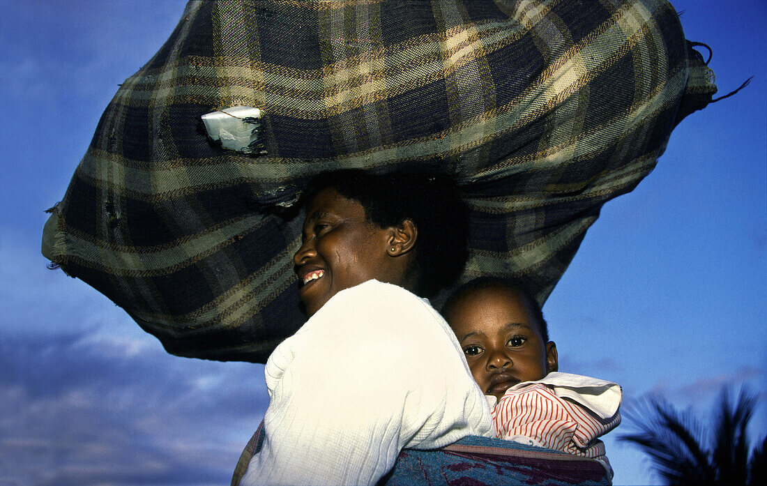 Mutter mit Gepäck und Kind, Durban, Kwazulu Natal, Südafrika