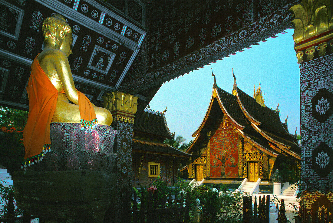 Goldene Buddha Statue im Wat Xieng Thong Tempel, Luang Prabang, Laos, Asien