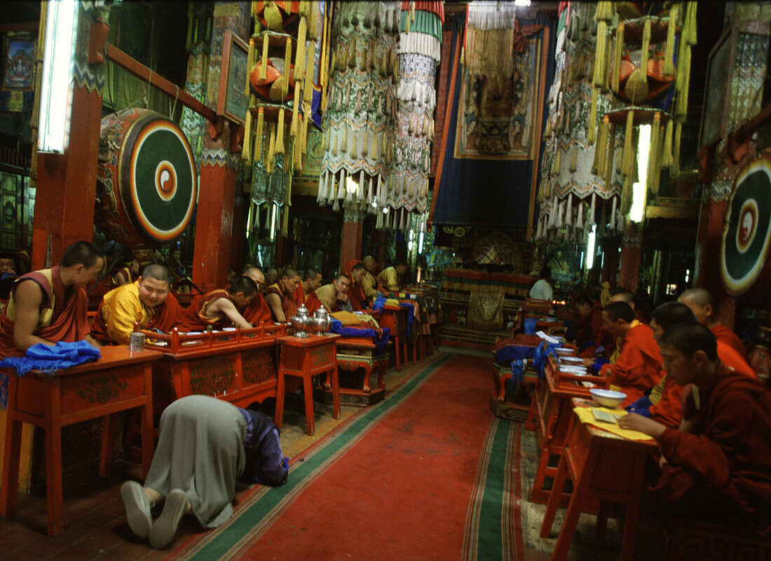 Gandan Chiid monastery, monks and praying women, Ulan Bator, Mongolia Asia