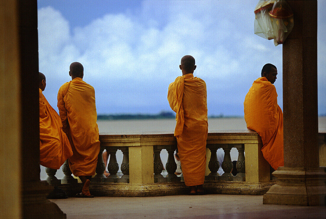Mönche am Mekong, Phnom Penh, Kambodscha, Indochina, Asien
