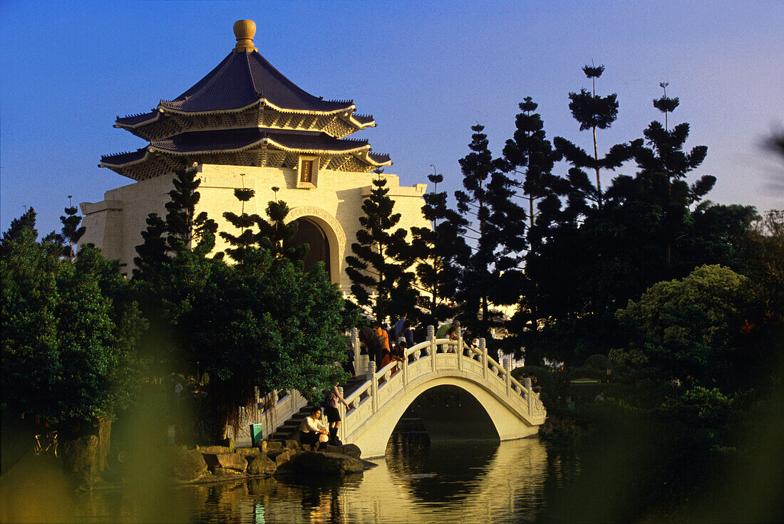 Chiang Kaishek Gedächtnishalle unter blauem Himmel, Taipeh, Taiwan, Asien
