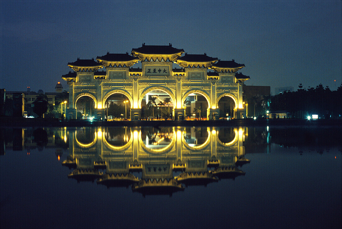 Tempel bei Nacht, Taipeh, Taiwan, Asien