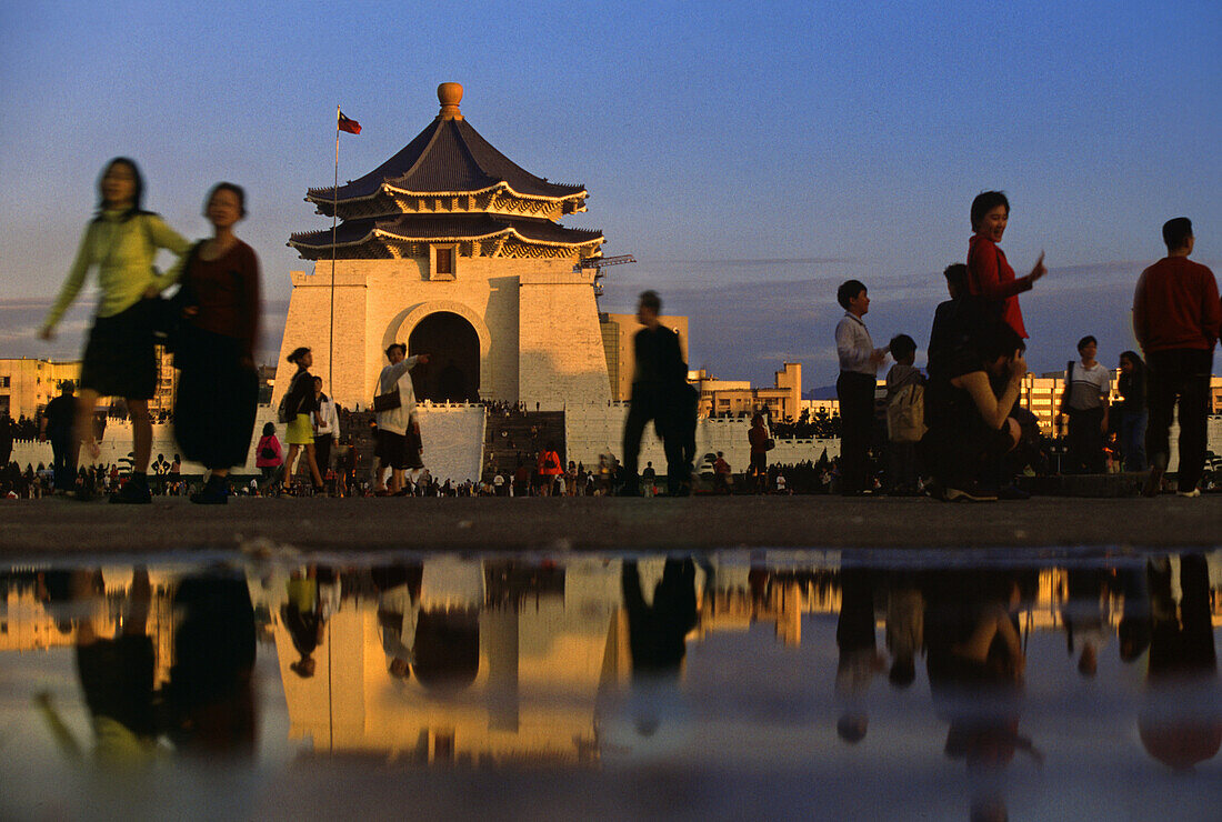 People in front of Chiang Kaishek memorial hall in the evening light, Taipei, Taiwan, Asia