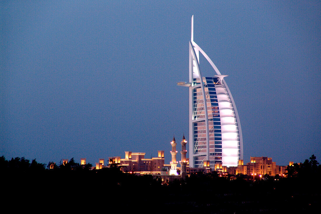 Burj al Arab in der Abenddämmerung, Dubai, Vereinigte Arabische Emirate, VAE