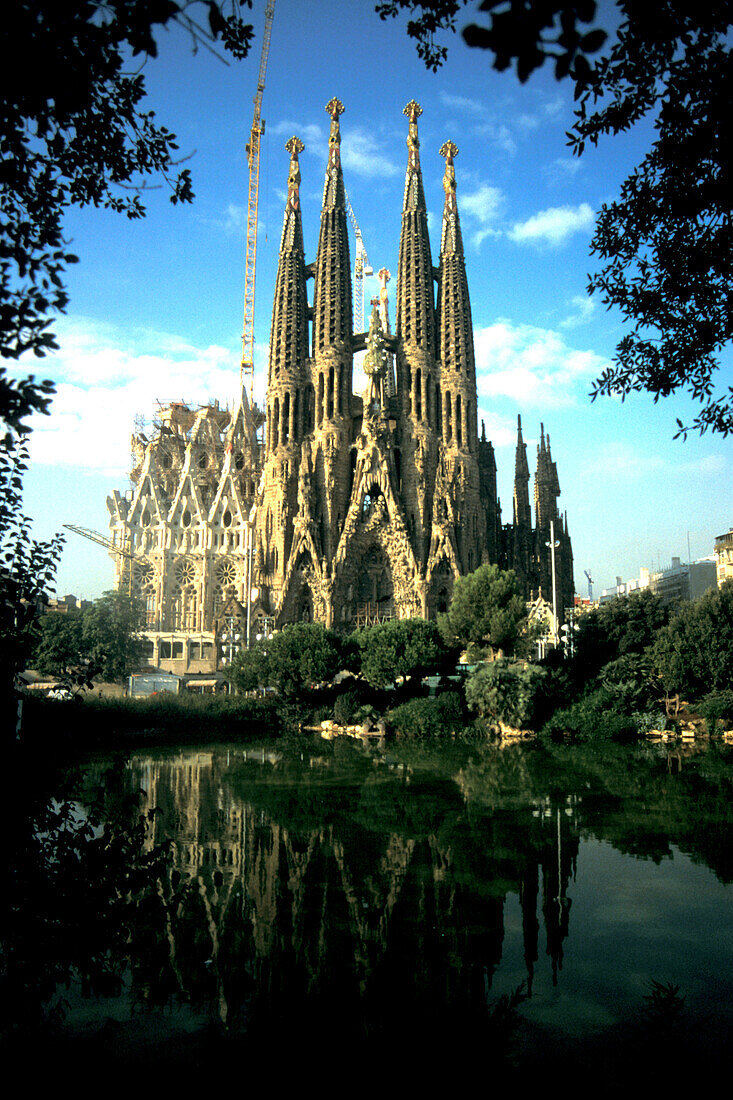 Blick über einen See auf die Basilika Sagrada Familia, Barcelona, Spanien, Europa