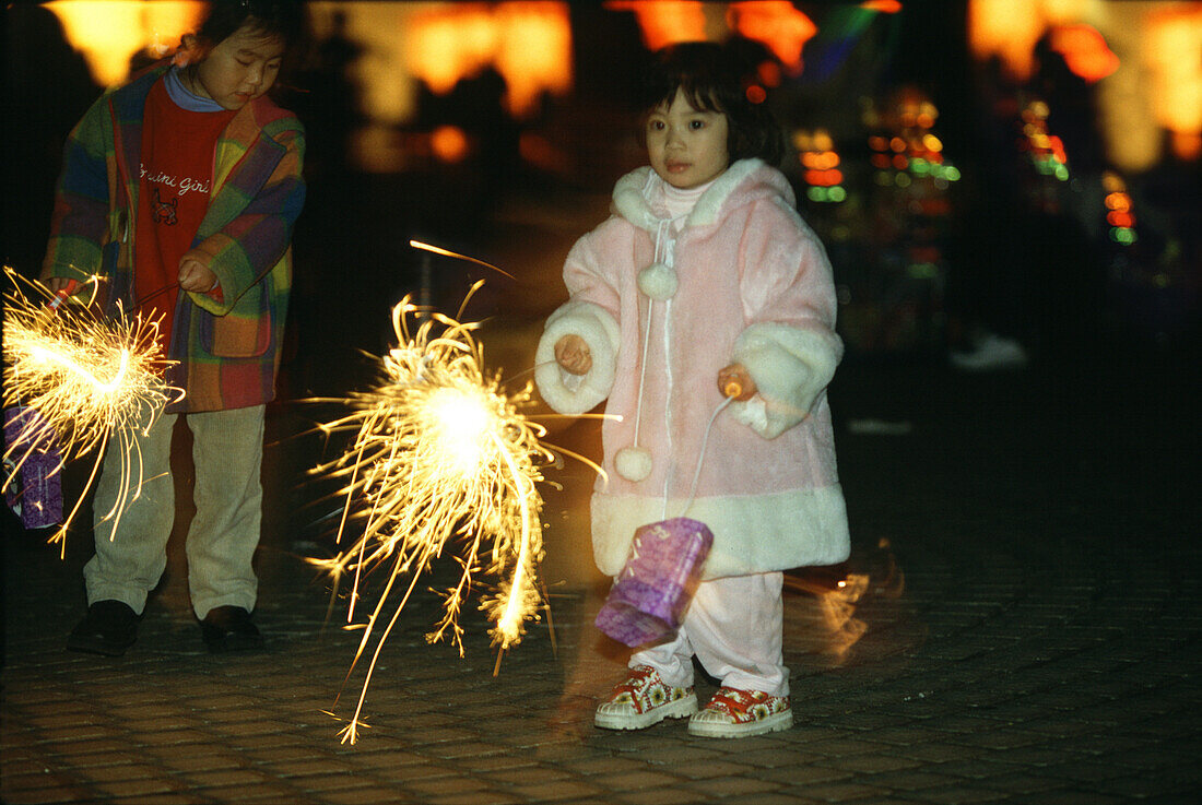 Kleines Mädchen beim Yenshui Feuerwerk Festival, Yenshui, Tainan County, Taiwan, Asien