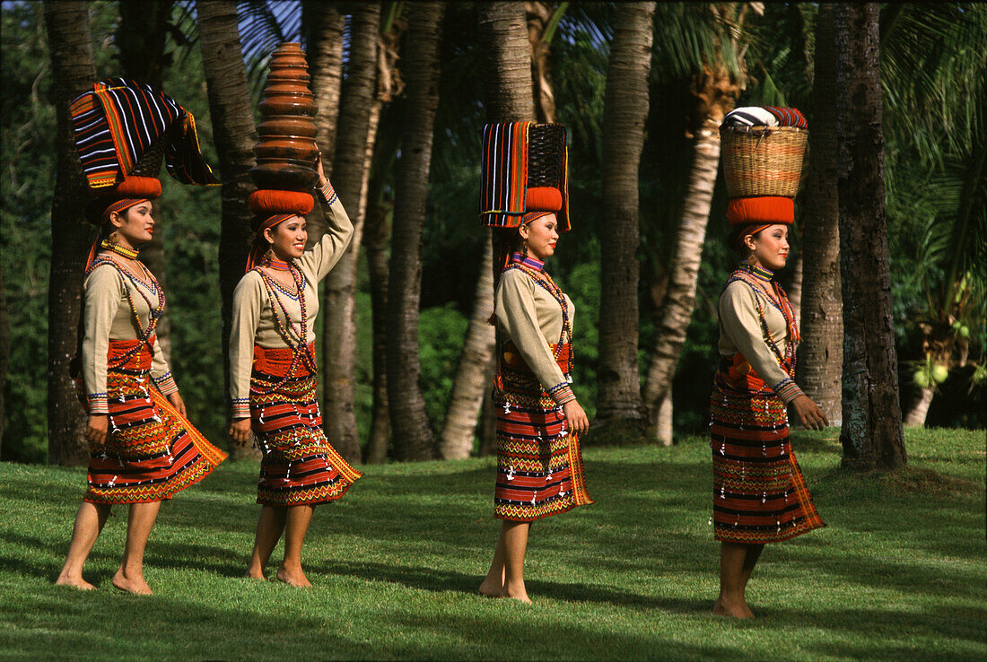 Igorot Frauen auf dem Weg zum Markt, Berg Provinz, Luzon Insel, Philippinen, Asien