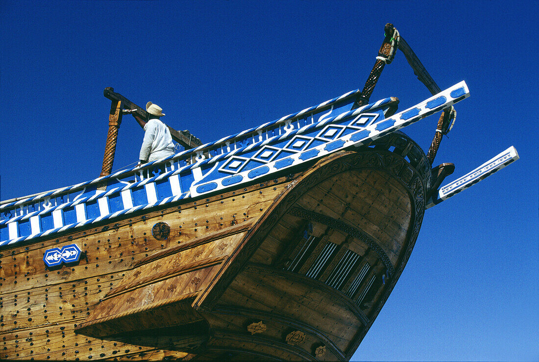 Heck eines Dhau Schiffes unter blauem Himmel, Sur, Oman, Vorderasien, Asien