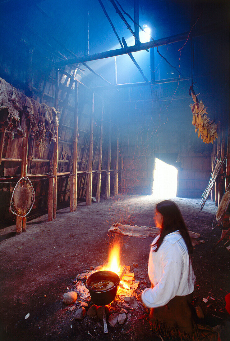 Woman cooking, Indianisches Longhouse, Fort Sainte Marie among the Hurons, Midland, Ontario, Kanada