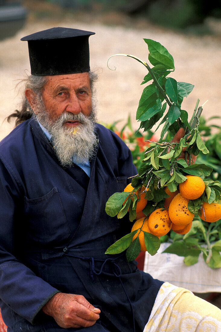 Orthodoxer Priester verkauft Orangen, Akamas, Zypern