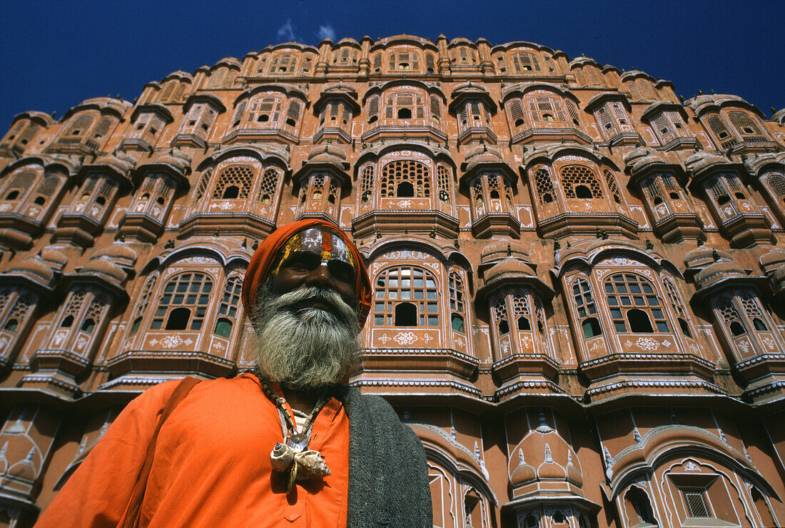 Alter Mann vor dem Palast der Winde im Sonnenlicht, Jaipur, Rajasthan, Indien, Asien