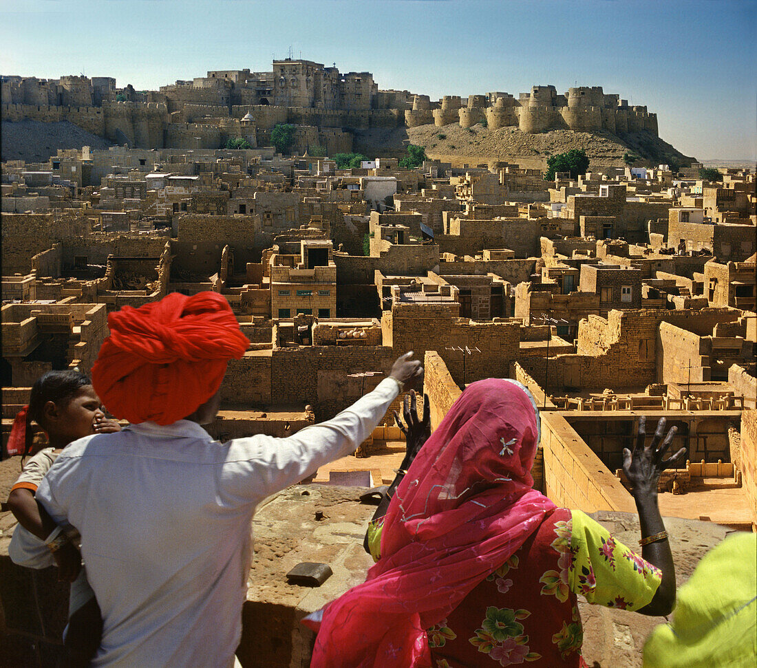 Family on viewpoint, Jaisalmer, Rajasthan, India, Asien