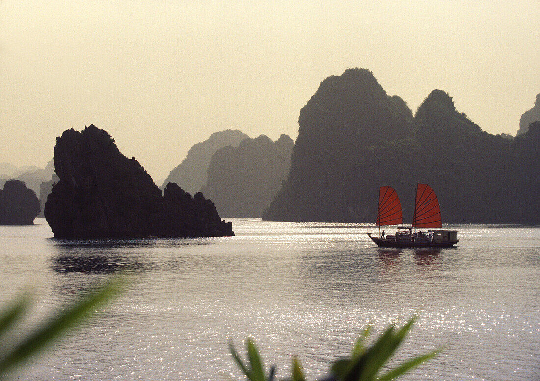 Dschunke in Halong Bay, Halong Bay, Vietnam, Indochina, Asien