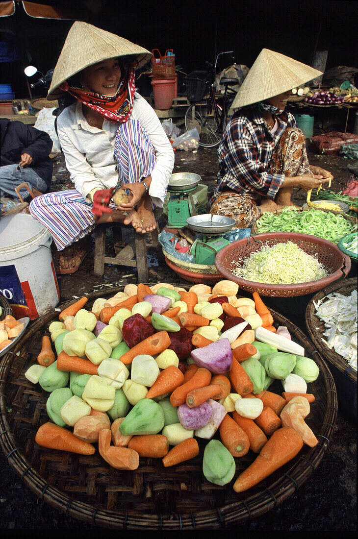 Zwei Frauen verkaufen Gemüse auf dem Dong Ba Markt, Hue, Vietnam, Asien