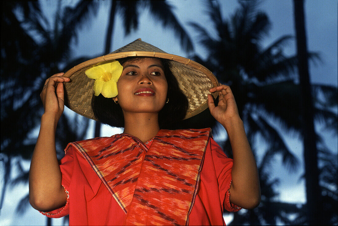Lombok Frau mit Hut, Senggigi, Lombok, Indonesien, Asien