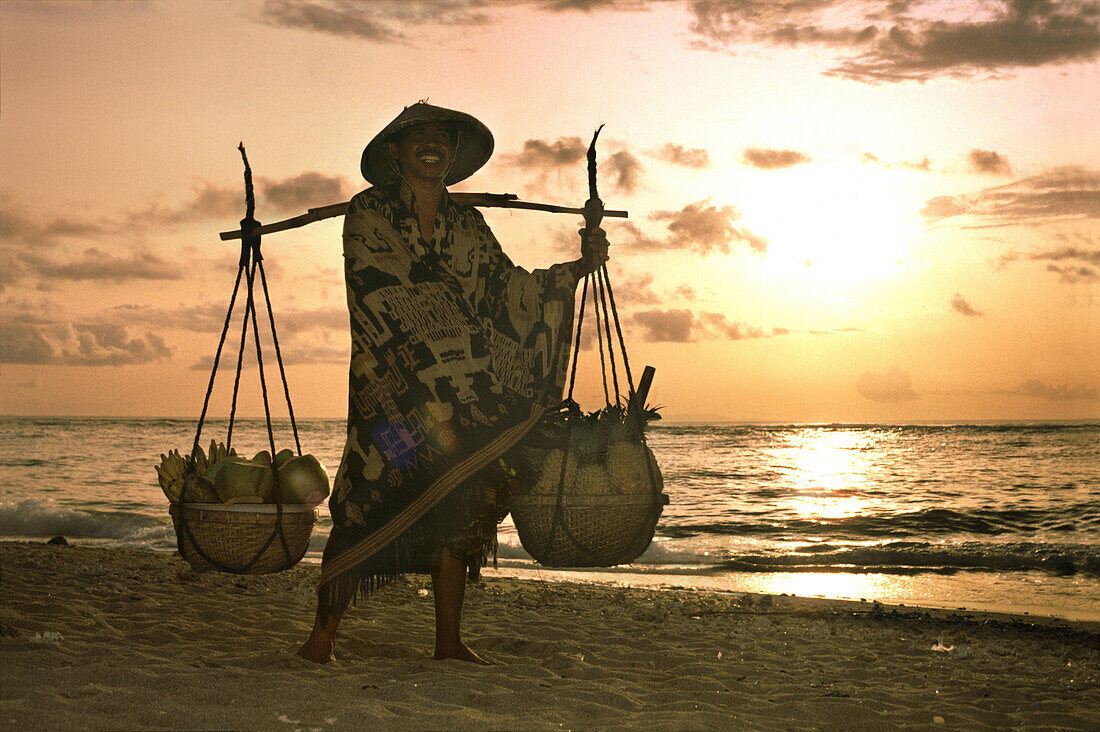 Obstverkäufer am Strand bei Sonnenuntergang, Lombok, Bali, Indonesien, Asien