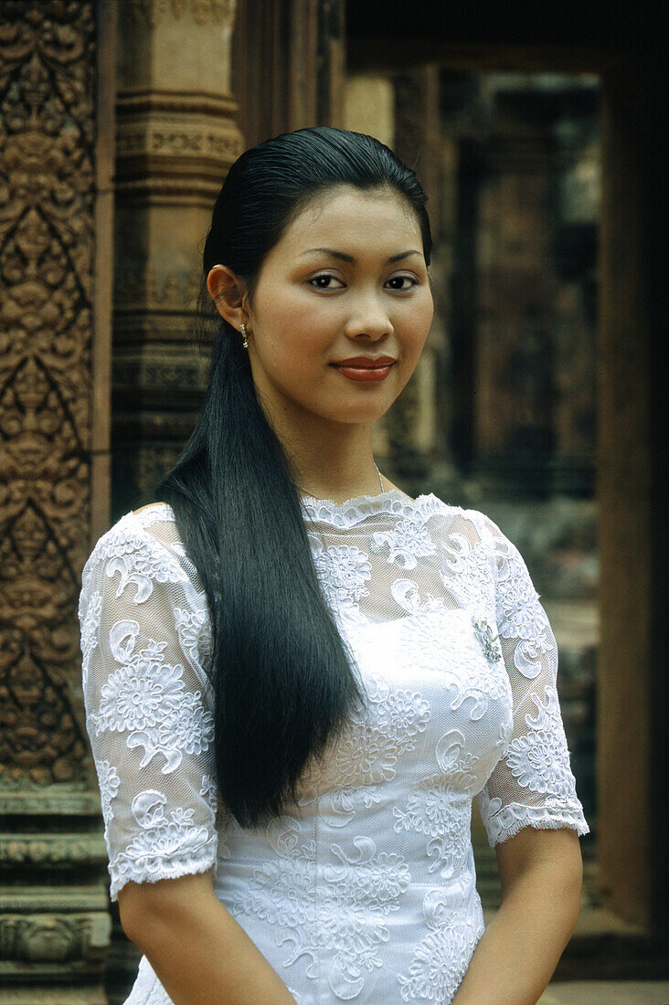 Junge Frau vor dem Banteay Srei Tempel, Angkor, Siem Raep, Kambodscha, Asien