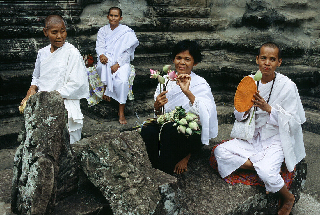 Nuns in Angkor Wat, Angkor Wat, Siem Raep Cambodia, Asia
