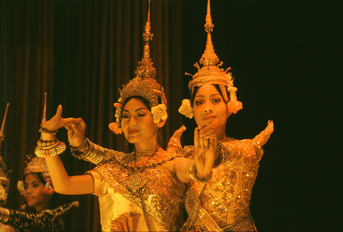 Temple dancers, Phnom Penh, Cambodia Indochina, Asia