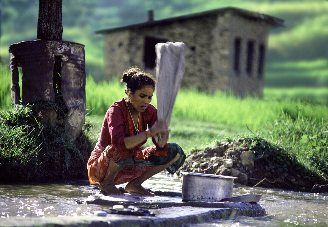 Frau beim Waschen bei Pokhara, Nepal, Asien