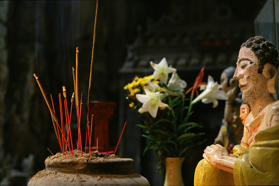 Figur und Räucherstäbchen in einer Tempelhöhle in den Marmorbergen, Da Nang, Vietnam, Asien